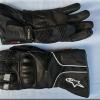 Technical, 100% waterproof Drystar glove, offering breathability and comfort, designed to be worn over or under jackets sleeves. Leather and textile construction.